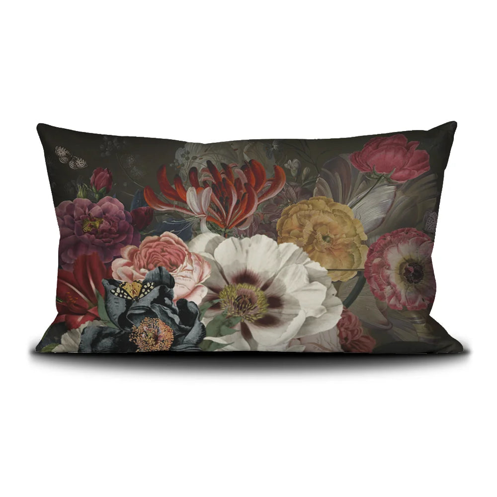 Voglio Bene Hassan -tyynyn takanäkymä, jossa taustalla on koristeellinen kukkaornamenttikuvio.
Back view of a Voglio Bene Hassan cushion, featuring a decorative floral ornament pattern.