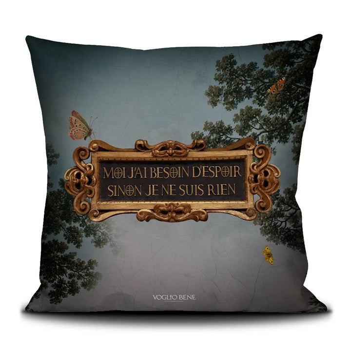 Voglio Bene Hope -tyynyn takanäkymä, jossa Hope-kuvituksen teksti näkyy kokonaan.
Back view of a Voglio Bene Hope cushion, showing the text of the Hope illustration on the back.