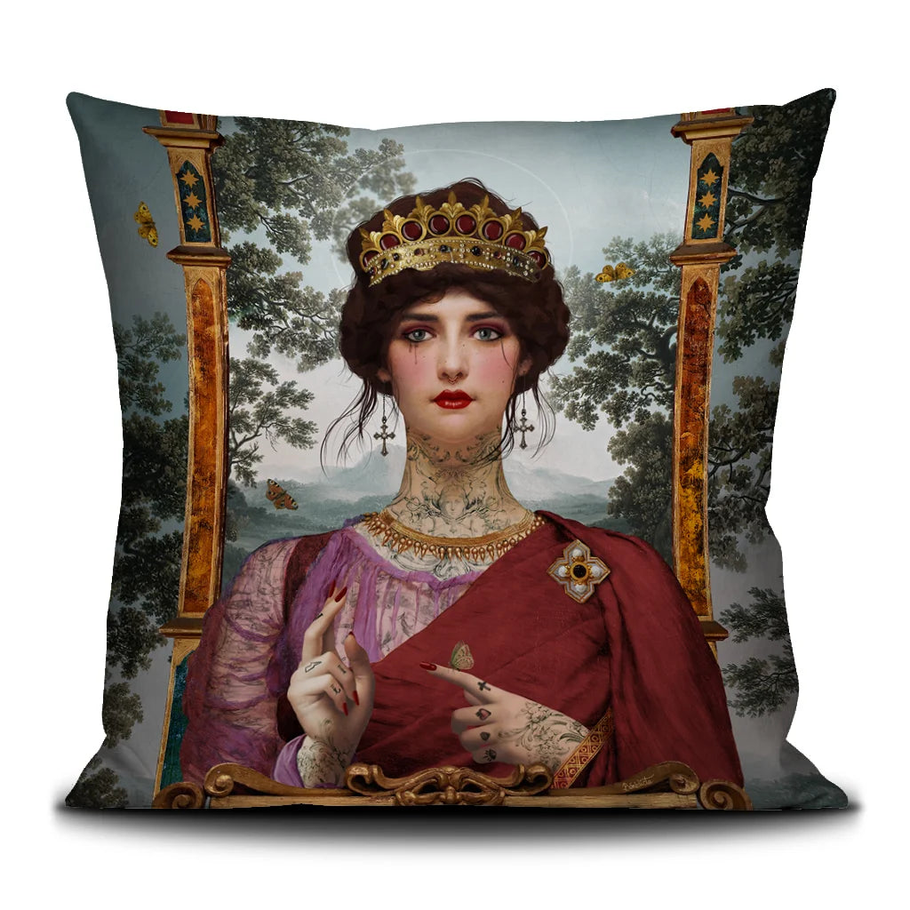 Voglio Bene Hope -tyynyn etunäkymä, jossa kuningatar on kuvattuna tiara päässä yksityiskohtaisessa kuvituksessa.
Front view of a Voglio Bene Hope cushion, showing a queen wearing a tiara in detailed artwork.