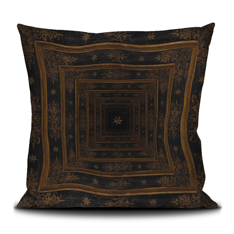 Voglio Benen Il Battista-tyynyn takanäkymä, jossa on useita sisäkkäisiä kultaisia neliökehyksiä ja yksityiskohtaisia ornamenttikuvioita tummalla taustalla.
Back view of Voglio Bene Il Battista cushion with concentric golden square frames and intricate ornamental detailing on a dark background.