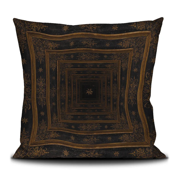 Voglio Benen Il Battista-tyynyn takanäkymä, jossa on useita sisäkkäisiä kultaisia neliökehyksiä ja yksityiskohtaisia ornamenttikuvioita tummalla taustalla.
Back view of Voglio Bene Il Battista cushion with concentric golden square frames and intricate ornamental detailing on a dark background.