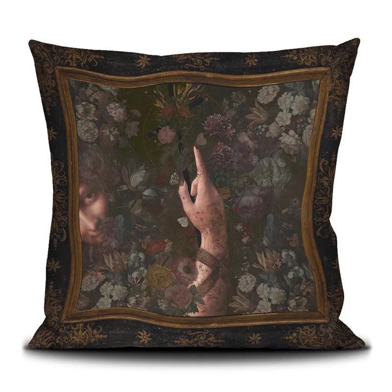 Voglio Benen Il Battista -tyyny, etupuoli, jossa näkyy da Vincin 'Johannes Kastaja' teemainen painatus ja kasvot kasvillisuuden takana.
Front view of the Il Battista cushion by Voglio Bene, featuring a design inspired by Leonardo da Vinci’s ‘Saint John the Baptist’ and a face behind the foliage.