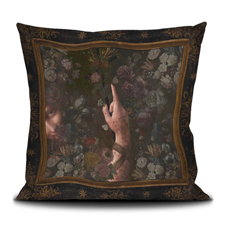 Voglio Benen Il Battista -tyyny, etupuoli, jossa näkyy da Vincin 'Johannes Kastaja' teemainen painatus ja kasvot kasvillisuuden takana.
Front view of the Il Battista cushion by Voglio Bene, featuring a design inspired by Leonardo da Vinci’s ‘Saint John the Baptist’ and a face behind the foliage.