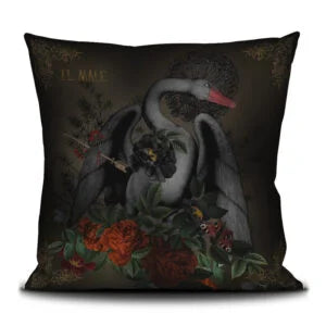 Voglio Bene -tyyny, takapuoli, kuvassa musta joutsen, symboloi mysteeriä ja sisäistä voimaa.
Voglio Bene cushion, back view, featuring a black swan, symbolising mystery and inner strength.