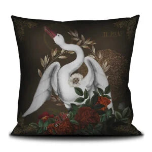 Voglio Bene -tyyny, etupuoli, kuvassa valkea joutsen, symboloi puhtautta ja hengellistä kirkautta. 
Voglio Bene cushion, front view, featuring a white swan, symbolising purity and spiritual clarity.