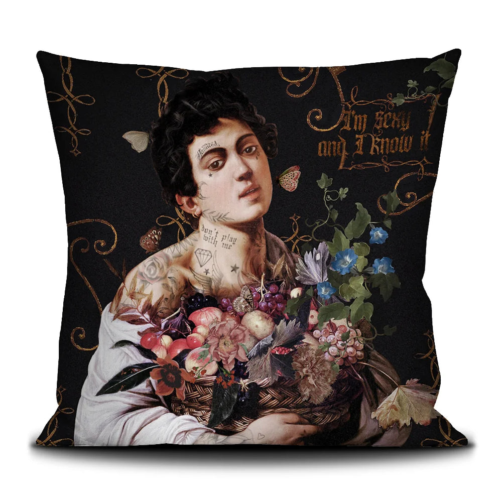 Kuvassa Voglio Bene tyynyn takapuoli I’m Sexy -kuvituksella, jossa sama nainen näkyy lähikuvassa.
In the image, the back side of a Voglio Bene cushion with the I’m Sexy illustration, showing the same woman in a close-up view.