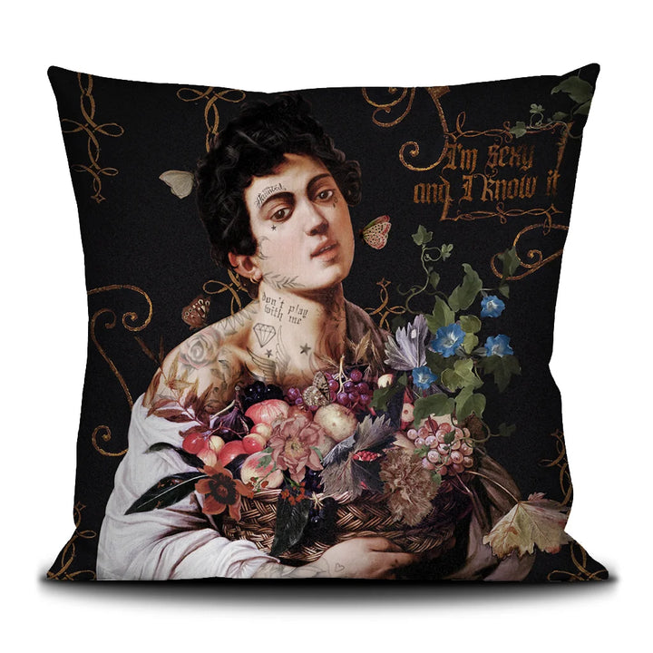 Kuvassa Voglio Bene tyynyn takapuoli I’m Sexy -kuvituksella, jossa sama nainen näkyy lähikuvassa.
In the image, the back side of a Voglio Bene cushion with the I’m Sexy illustration, showing the same woman in a close-up view.