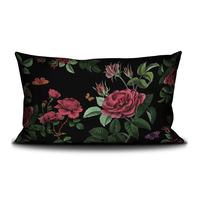 Voglio Bene “I Think” -tyynyn takanäkymä, jossa näkyy kukkia ja perhosia tummaa taustaa vasten.
Back view of the Voglio Bene ‘I Think’ cushion, featuring flowers and butterflies against a dark backround.