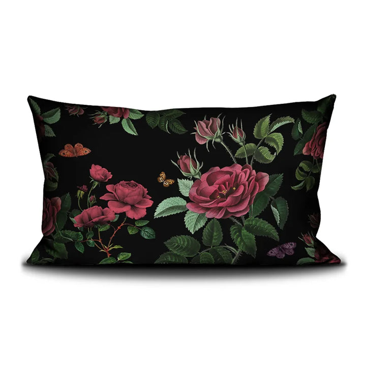 Voglio Bene “I Think” -tyynyn takanäkymä, jossa näkyy kukkia ja perhosia tummaa taustaa vasten.
Back view of the Voglio Bene ‘I Think’ cushion, featuring flowers and butterflies against a dark backround.