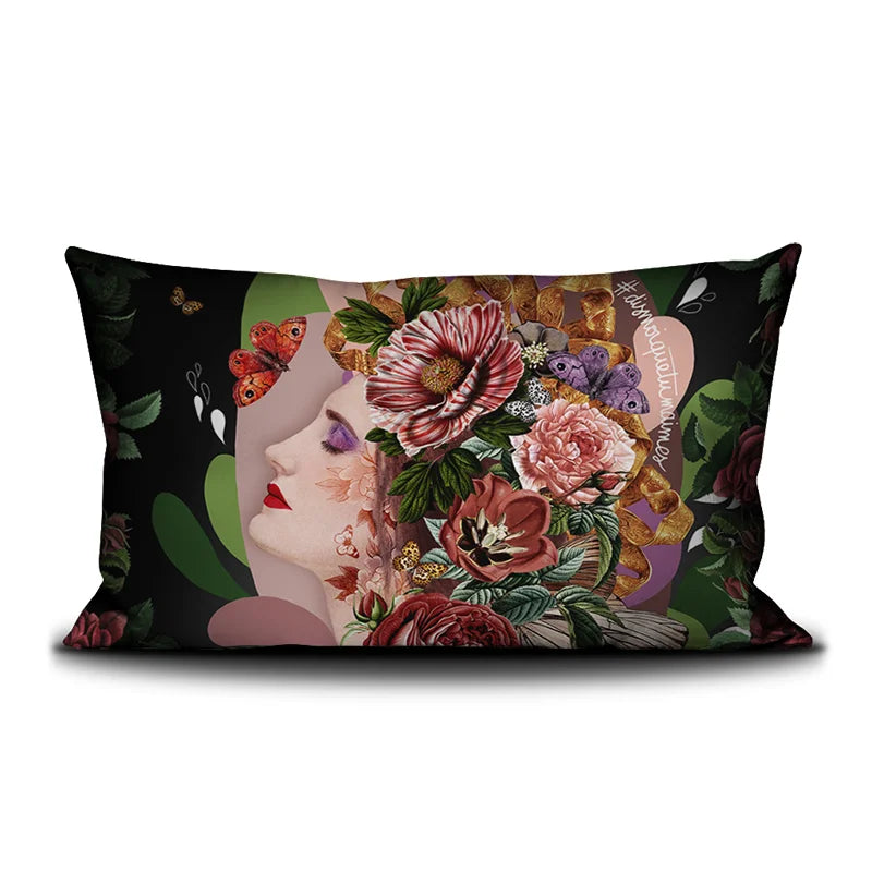 Voglio Bene “I Think” -tyynyn etunäkymä, jossa näkyy kukilla ja perhosilla koristeltu naisen sivuprofiilikuva.
Front view of the Voglio Bene ‘I Think’ cushion, featuring a woman’s side profile adorned with flowers and butterflies.