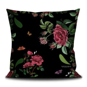 Voglio Bene “I Think” -tyynyn takanäkymä, jossa näkyy kukkia ja perhosia tummaa taustaa vasten.
Back view of the Voglio Bene ‘I Think’ cushion, featuring flowers and butterflies against a dark backround.