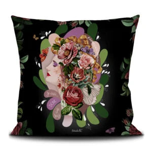 Voglio Bene “I Think” -tyynyn etunäkymä, jossa näkyy kukilla ja perhosilla koristeltu naisen sivuprofiilikuva.
Front view of the Voglio Bene ‘I Think’ cushion, featuring a woman’s side profile adorned with flowers and butterflies.