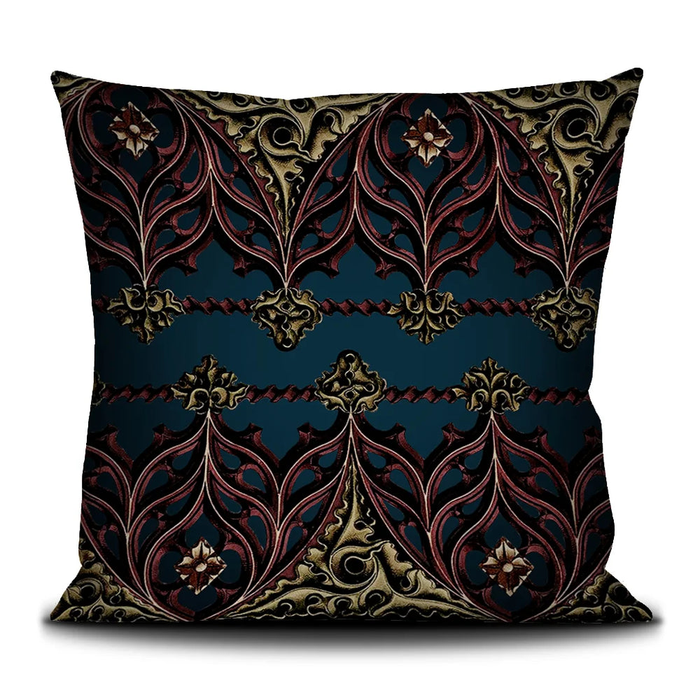 Kuvassa Voglio Bene -tyynyn takapuoli Saint Jeanne -kuvioinnilla. Punakultainen goottilainen ornamenttikuvio täyttää pinnan sinisellä taustalla.
The back of the Voglio Bene cushion with Saint Jeanne pattern. A red and gold gothic ornamental design covers the surface with a blue backround.
