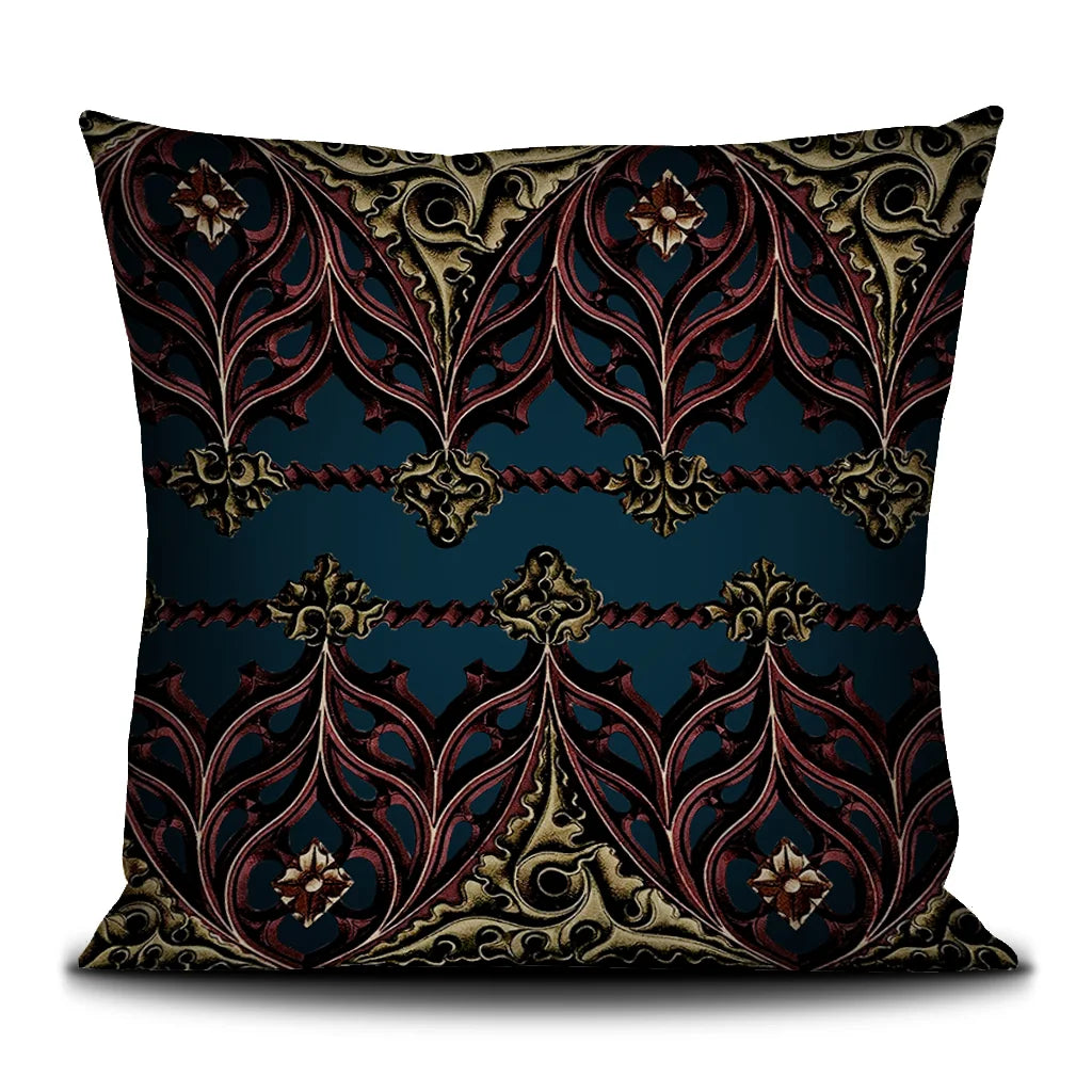 Kuvassa Voglio Bene -tyynyn takapuoli Saint Jeanne -kuvioinnilla. Punakultainen goottilainen ornamenttikuvio täyttää pinnan sinisellä taustalla.
The back of the Voglio Bene cushion with Saint Jeanne pattern. A red and gold gothic ornamental design covers the surface with a blue backround.