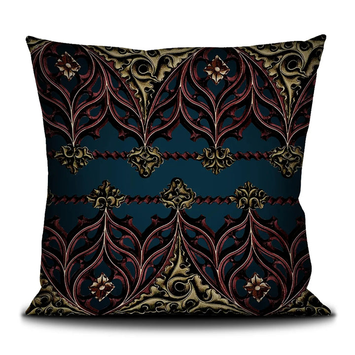 Kuvassa Voglio Bene -tyynyn takapuoli Saint Jeanne -kuvioinnilla. Punakultainen goottilainen ornamenttikuvio täyttää pinnan sinisellä taustalla.
The back of the Voglio Bene cushion with Saint Jeanne pattern. A red and gold gothic ornamental design covers the surface with a blue backround.