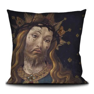 Kuvassa Voglio Bene tyynyn takapuoli Jesus -kuvituksella, jossa näkyy lähikuva Jeesuksen kasvoista.
In the image, the back side of a Voglio Bene cushion with the Jesus illustration, showing a close-up of Jesus’s face.