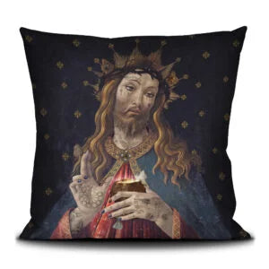 Kuvassa Voglio Bene tyynyn etupuoli Jesus -kuvituksella, jossa tatuoitu Jeesus pitää kuppia kädessään tummansinisellä taustalla.
In the image, the front side of a Voglio Bene cushion with the Jesus illustration, depicting a tattooed Jesus holding a cup against a dark blue background.