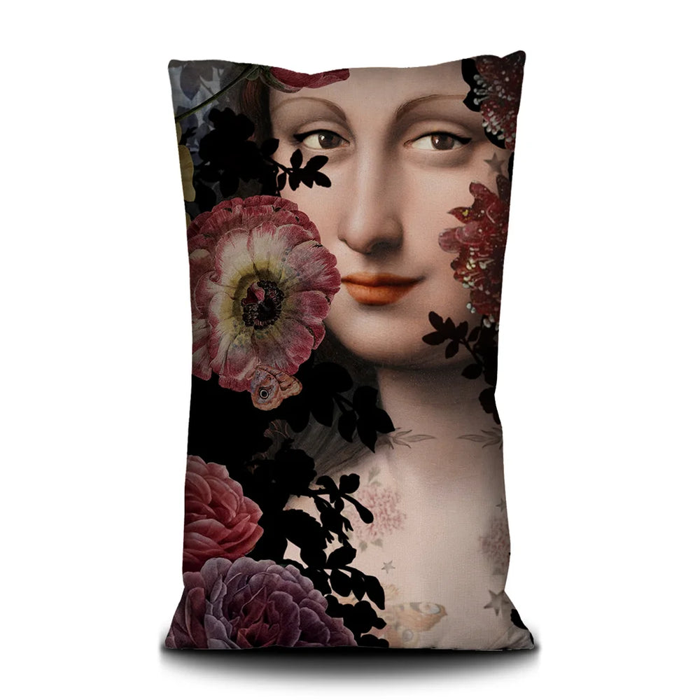Kuvassa Voglio Bene -tyynyn takapuoli Joconde-kuvituksella. Lähikuva Mona Lisan kasvoista kukkien ja perhosten keskellä.
The back of the Voglio Bene cushion with the Joconde illustration. A close-up of Mona Lisa’s face among flowers and butterflies.