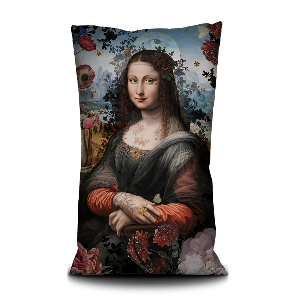 Kuvassa Voglio Bene -tyyny Joconde-kuvituksella. Tatuoitu Mona Lisa kukkia hiuksissaan, ympärillään suuret kukat.
The Voglio Bene cushion with the Joconde illustration. A tattooed Mona Lisa with flowers in her hair, surrounded by large blossoms.
