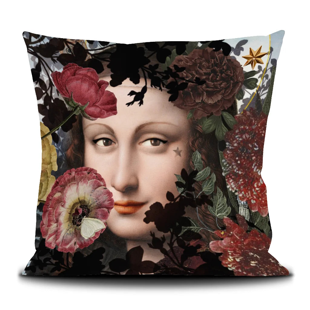 Kuvassa Voglio Bene -tyynyn takapuoli Joconde-kuvituksella. Lähikuva Mona Lisan kasvoista kukkien ja perhosten keskellä.
The back of the Voglio Bene cushion with the Joconde illustration. A close-up of Mona Lisa’s face among flowers and butterflies.