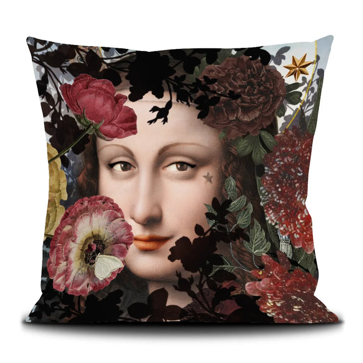 Kuvassa Voglio Bene -tyynyn takapuoli Joconde-kuvituksella. Lähikuva Mona Lisan kasvoista kukkien ja perhosten keskellä.
The back of the Voglio Bene cushion with the Joconde illustration. A close-up of Mona Lisa’s face among flowers and butterflies.
