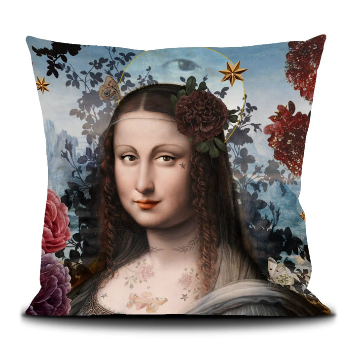 Kuvassa Voglio Bene -tyyny Joconde-kuvituksella. Tatuoitu Mona Lisa kukkia hiuksissaan, ympärillään suuret kukat.
The Voglio Bene cushion with the Joconde illustration. A tattooed Mona Lisa with flowers in her hair, surrounded by large blossoms.
