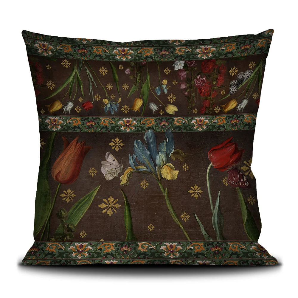 Kuvassa Voglio Bene -tyynyn takapuoli Jolly-kuvituksella. Kukat ja ornamenttikuvio ruskealla taustalla.
The back of the Voglio Bene cushion with the Jolly illustration. Flowers and ornamental patterns on a brown background.