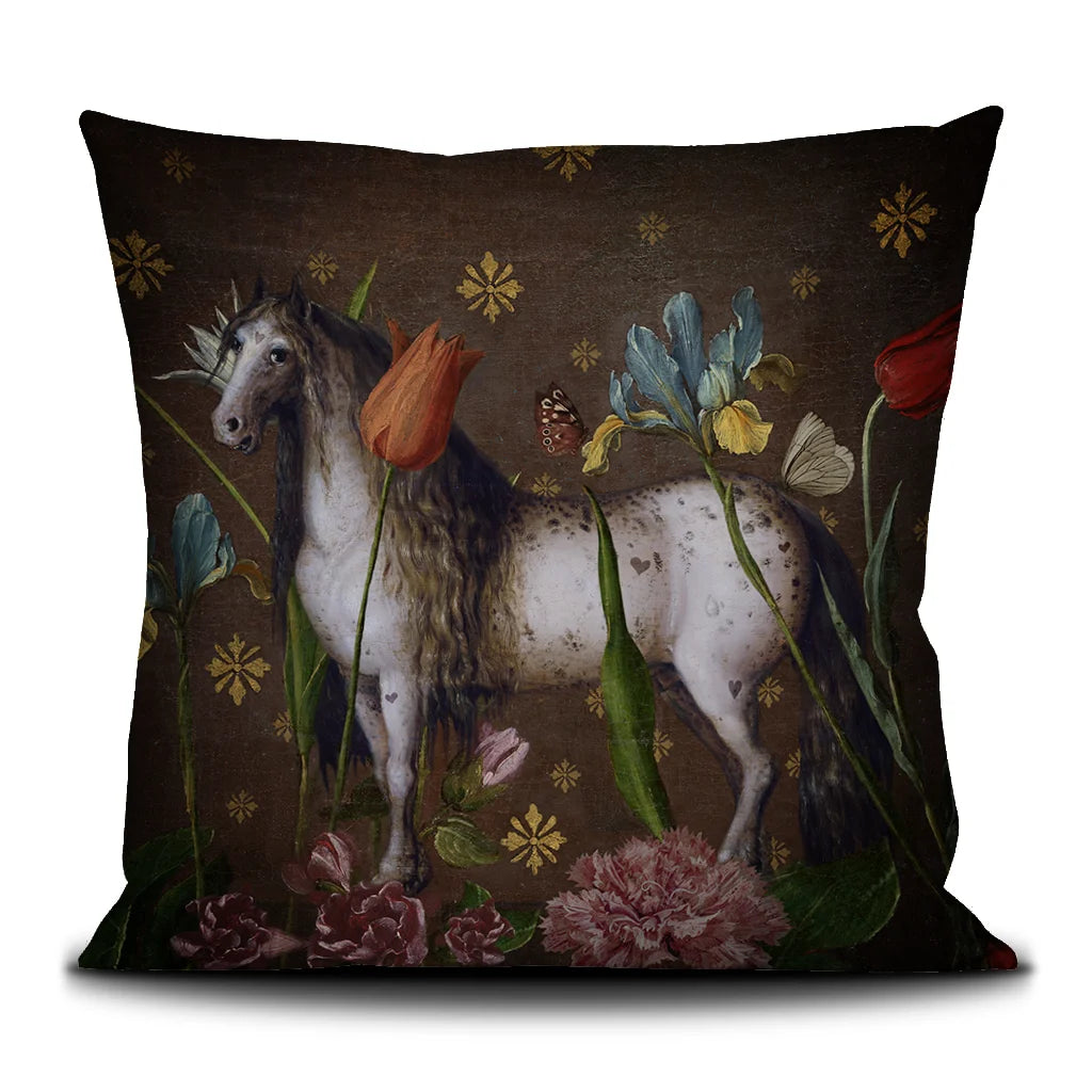 Kuvassa Voglio Bene -tyyny Jolly-kuvituksella. Tatuoitu hevonen ruskealla taustalla kukkien ja perhosten ympäröimänä.
The Voglio Bene cushion with the Jolly illustration. A tattooed horse on a brown background surrounded by flowers and butterflies.