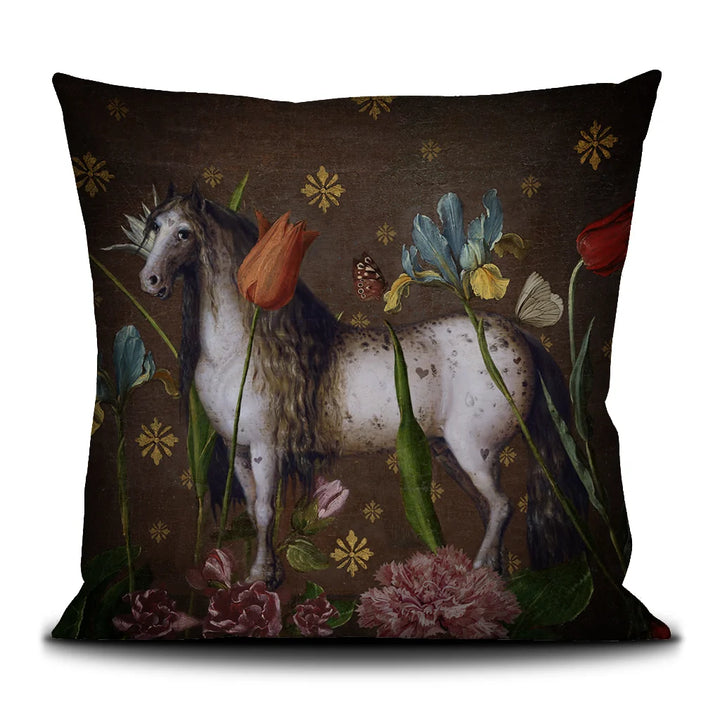 Kuvassa Voglio Bene -tyyny Jolly-kuvituksella. Tatuoitu hevonen ruskealla taustalla kukkien ja perhosten ympäröimänä.
The Voglio Bene cushion with the Jolly illustration. A tattooed horse on a brown background surrounded by flowers and butterflies.