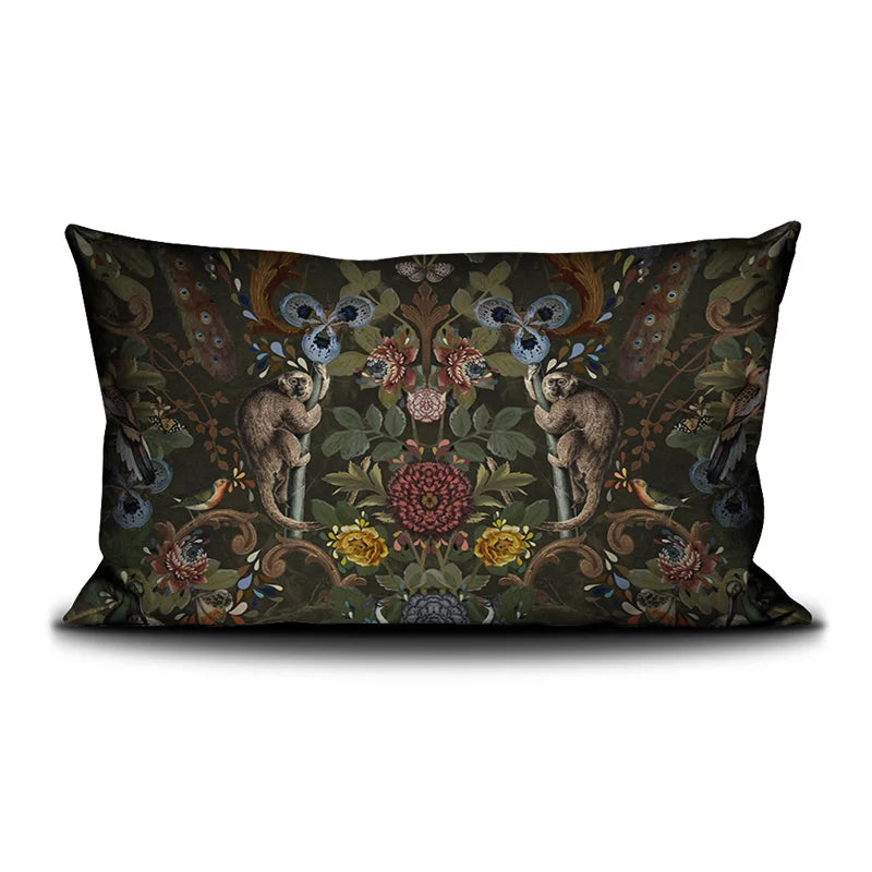 Voglio Bene -tyyny Jungle -painatuksella. Jungle-kuosi esittää luonnon verkostoa, kasvuun ja elinvoimaan viittaavia yksityiskohtia, kuten lintuja, kukkia ja apinoita.
Voglio Bene cushion with Jungle print. Jungle design depicts a network of nature, with details symbolizing growth and vitality, including birds, flowers, and monkeys.