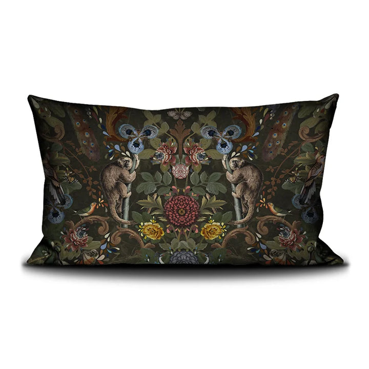 Voglio Bene -tyyny Jungle -painatuksella. Jungle-kuosi esittää luonnon verkostoa, kasvuun ja elinvoimaan viittaavia yksityiskohtia, kuten lintuja, kukkia ja apinoita.
Voglio Bene cushion with Jungle print. Jungle design depicts a network of nature, with details symbolizing growth and vitality, including birds, flowers, and monkeys.