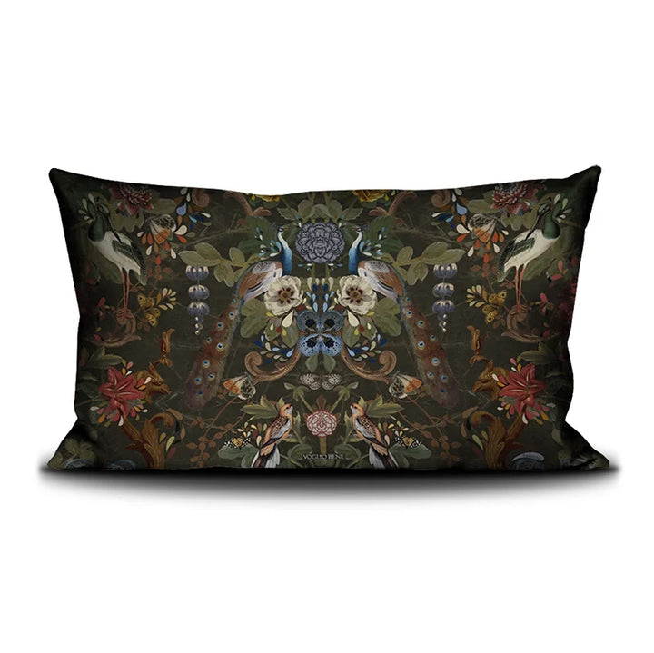 Voglio Benen Jungle -tyyny, etu- ja takapuolella eri painatukset. Jungle-kuosi, jossa linnut, kukat ja kasvit symboloivat luonnon monimuotoisuutta ja yhteyttä.
Voglio Bene Jungle cushion, with different prints on front and back. Jungle pattern featuring birds, flowers, and plants symbolizing nature’s diversity and interconnectedness