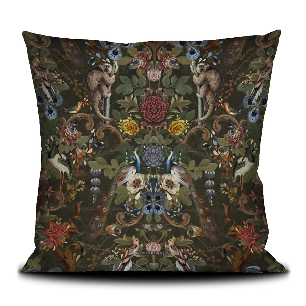 Voglio Bene -tyyny Jungle -painatuksella. Jungle-kuosi esittää luonnon verkostoa, kasvuun ja elinvoimaan viittaavia yksityiskohtia, kuten lintuja, kukkia ja apinoita.
Voglio Bene cushion with Jungle print. Jungle design depicts a network of nature, with details symbolizing growth and vitality, including birds, flowers, and monkeys.