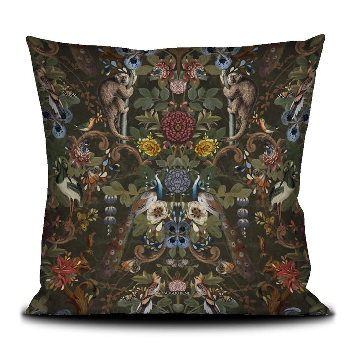 Voglio Bene -tyyny Jungle -painatuksella. Jungle-kuosi esittää luonnon verkostoa, kasvuun ja elinvoimaan viittaavia yksityiskohtia, kuten lintuja, kukkia ja apinoita.
Voglio Bene cushion with Jungle print. Jungle design depicts a network of nature, with details symbolizing growth and vitality, including birds, flowers, and monkeys.