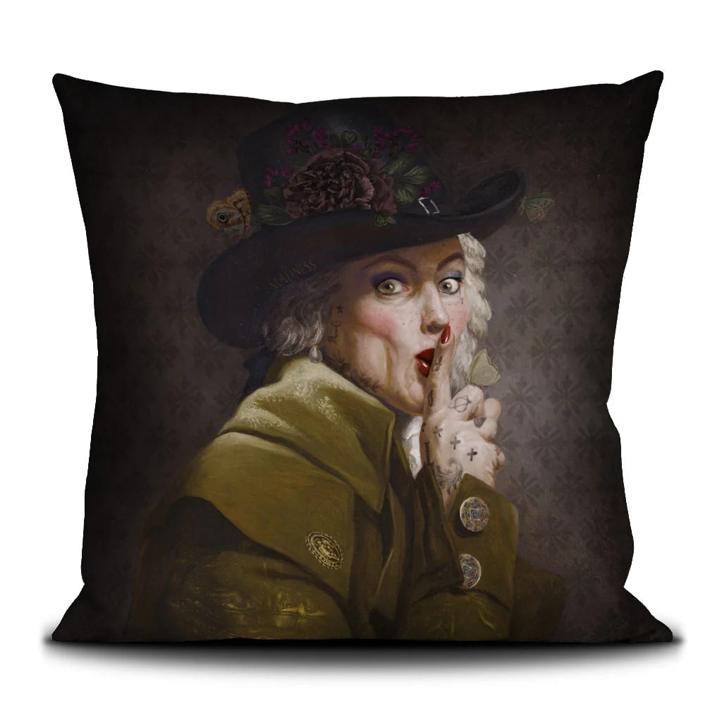 Kuvassa Voglio Bene -tyyny The Key Woman -kuvituksella. Joseph Ducreuxin kuuluisa shushing-hahmo tatuoituna ja meikattuna, harmaalla taustalla kukkien reunustamana.
The Voglio Bene cushion with The Key Woman illustration. Joseph Ducreux’s iconic shushing figure tattooed and made-up, framed by flowers on a grey background.