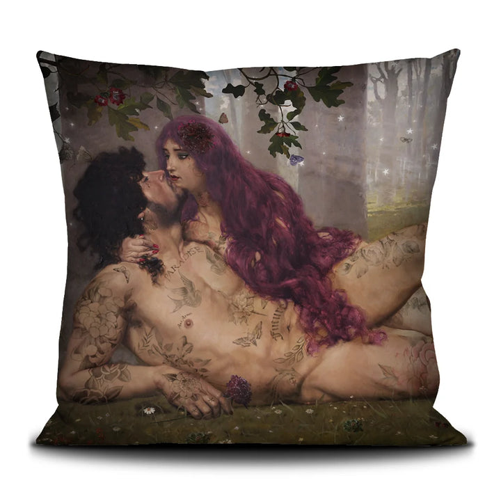 Voglio Bene The Kiss -tyynyn etunäkymä, jossa tatuoidut Aadam ja Eeva suutelevat puutarhamaisessa ympäristössä.
Front view of a Voglio Bene The Kiss cushion, showing tattooed Adam and Eve kissing in a garden setting.