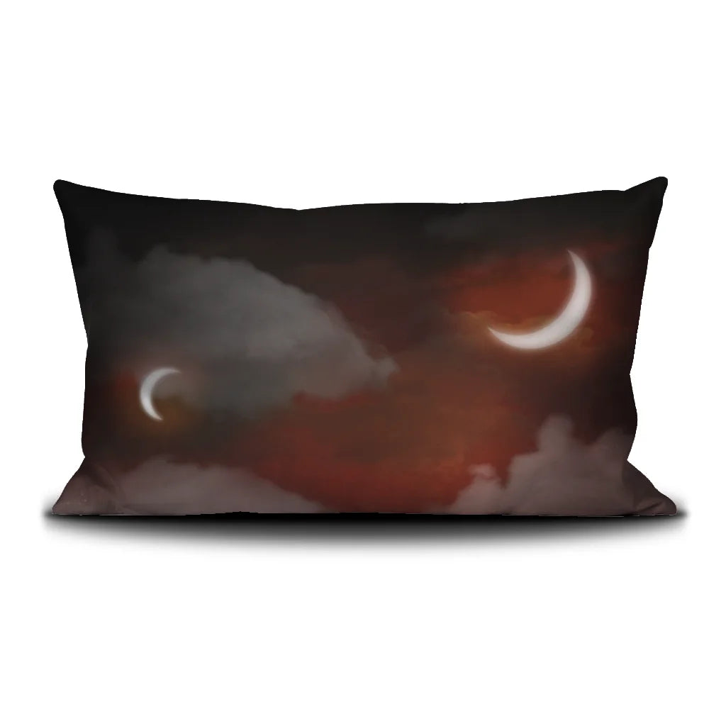 Voglio Benen Lady Godiva-tyyny, jossa takanäkymässä kaksi kuunsirppiä ja pilviä punaisella taustalla.
Voglio Bene Lady Godiva cushions back view featuring two crescent moons and clouds against a red background.