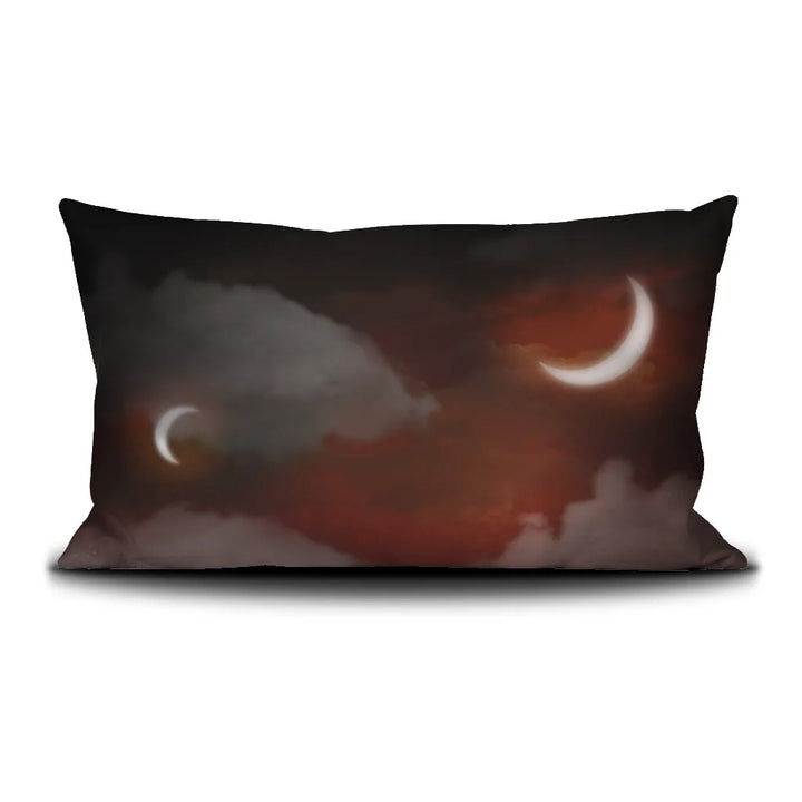 Voglio Benen Lady Godiva-tyyny, jossa takanäkymässä kaksi kuunsirppiä ja pilviä punaisella taustalla.
Voglio Bene Lady Godiva cushions back view featuring two crescent moons and clouds against a red background.