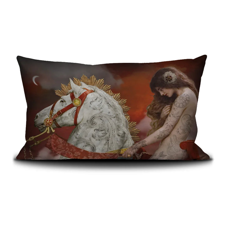 Voglio Benen tyyny, jossa on kuun, valkoisen hevosen ja Lady Godivan painatus punaisella taustalla.
Front side of Voglio Bene's cushion featuring a print of a white horse and Lady Godiva in moonlight with red backround.