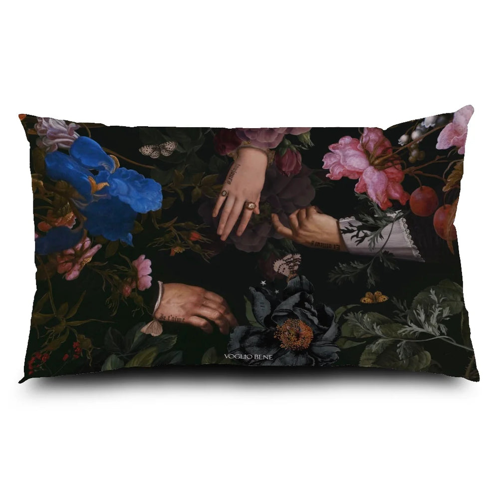 Kuvassa Voglio Bene -tyynyn takapuoli The Life -kuvituksella. Kuvassa useita käsiä ja ympärillä on kasveja ja perhosia.
Back side of the Voglio Bene cushion featuring The Life illustration. TThe image depicts multiple hands, with plants and butterflies around them.