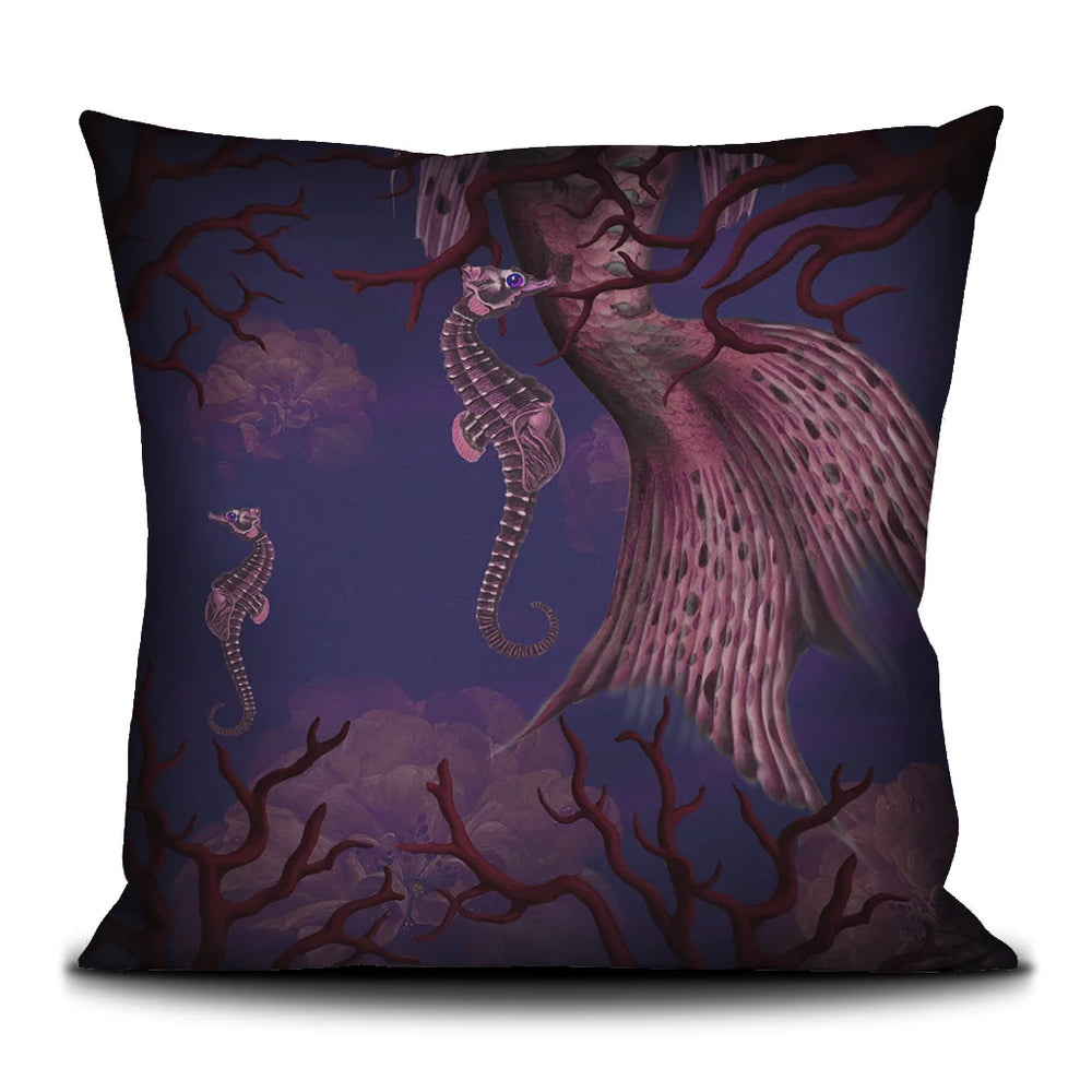 Kuvassa Voglio Bene -tyynyn takapuoli Ligie the Mermaid -kuvituksella. Merenneidon pyrstä nähdään lähikuvassa tummansinisellä taustalla kukkien, korallien ja merihevosten ympäröimänä.
The back of the Voglio Bene cushion with Ligie the Mermaid illustration. A close-up of the mermaid's tail set against a deep blue background surrounded by flowers, corals, and seahorses.