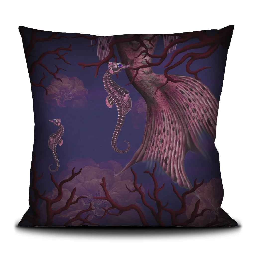 Kuvassa Voglio Bene -tyynyn takapuoli Ligie the Mermaid -kuvituksella. Merenneidon pyrstä nähdään lähikuvassa tummansinisellä taustalla kukkien, korallien ja merihevosten ympäröimänä.
The back of the Voglio Bene cushion with Ligie the Mermaid illustration. A close-up of the mermaid's tail set against a deep blue background surrounded by flowers, corals, and seahorses.