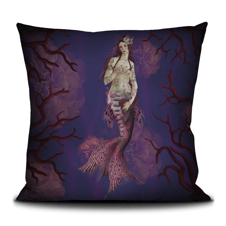 Kuvassa Voglio Bene -tyyny Ligie the Mermaid -kuvituksella. Venuksen syntymästä inspiroitunut tatuoitu merenneito poseeraa tummansinisellä taustalla, jota koristavat kukat, korallit ja merihevoset.
The Voglio Bene cushion with Ligie the Mermaid illustration. A tattooed mermaid inspired by the Birth of Venus poses against a deep blue background adorned with flowers, corals, and seahorses.