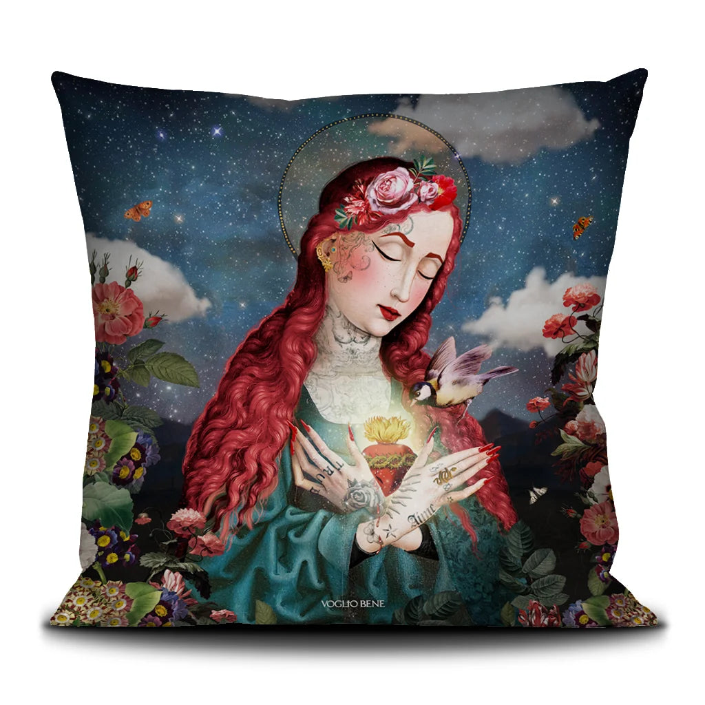 Voglio Bene Likes -tyynyn takanäkymä, koko 50 × 50 cm, jossa näkyy Likes-kuvitus läheltä.
Back view of a Voglio Bene Likes cushion, size 50 × 50 cm, showing the Likes artwork up close.