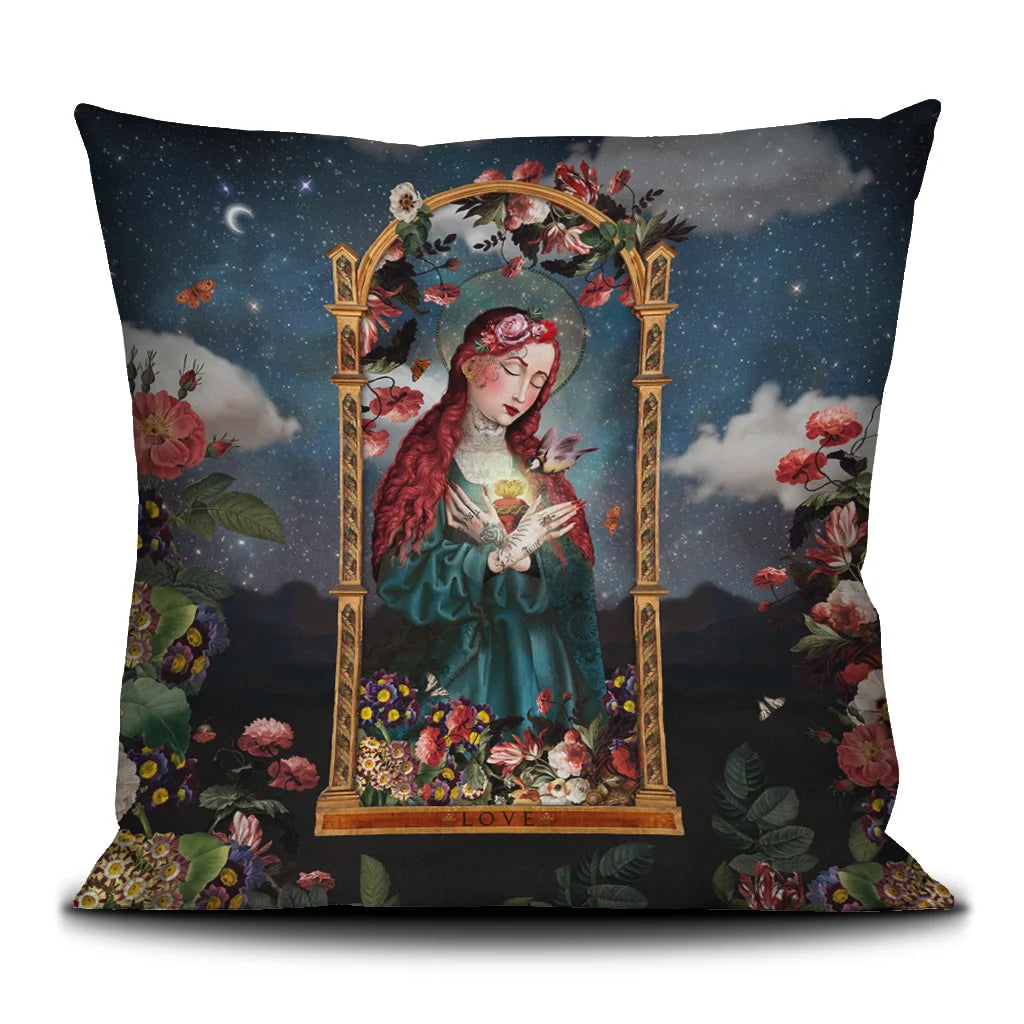 Voglio Bene Likes -tyynyn etunäkymä, koko 50 × 50 cm, jossa näkyy Likes-kuvitus kauempaa, nainen kultaisten kehysten sisällä.
Front view of a Voglio Bene Likes cushion, size 50 × 50 cm, showing the Likes artwork further away with the woman inside a golden frame.