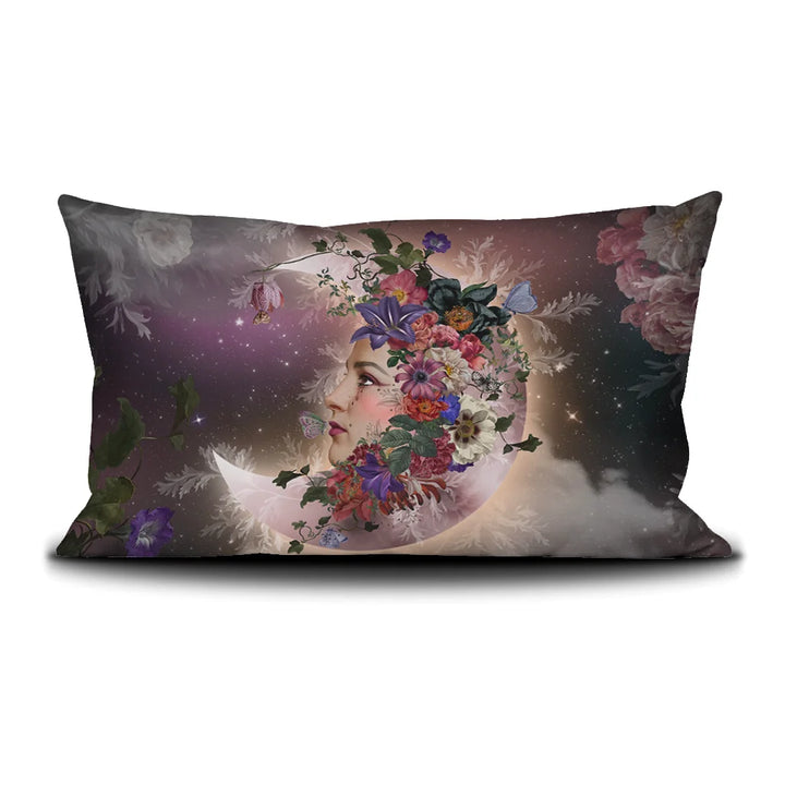 Voglio Bene La Luna -tyynyn etunäkymä, jossa naisen sivuprofiili on kuvattu kuunsirpin ja kukkaornamenttien reunustamana.
Front view of a Voglio Bene La Luna cushion, showing a female side profile framed by a crescent moon and floral ornaments.