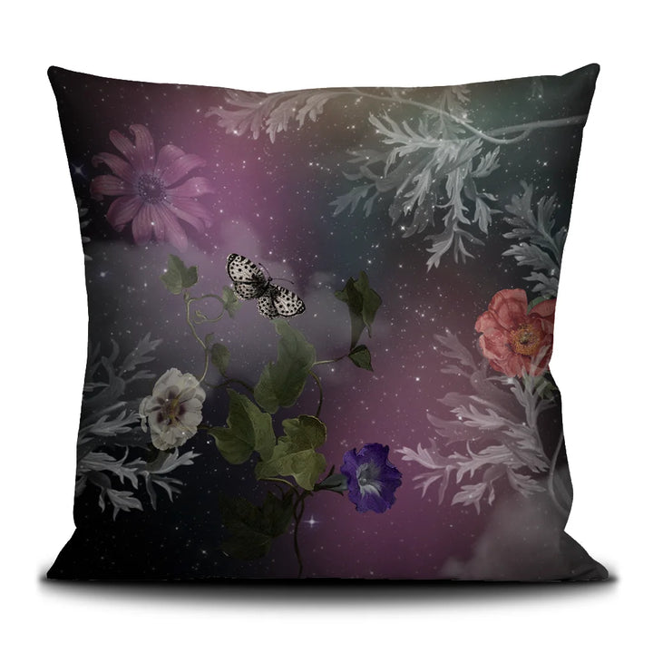 Voglio Bene La Luna -tyynyn takanäkymä, jossa tähtitaivas toistuu lähempänä kroppauksena ilman kuunsirppiä perhosten ja kukkien koristamana.
Back view of a Voglio Bene La Luna cushion, featuring the same starry sky in a closer crop without the crescent moon and with a butterfly and flowers.