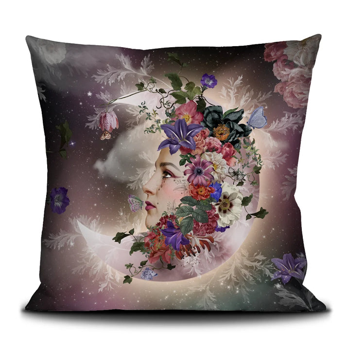 Voglio Bene La Luna -tyynyn etunäkymä, jossa naisen sivuprofiili on kuvattu kuunsirpin ja kukkaornamenttien reunustamana.
Front view of a Voglio Bene La Luna cushion, showing a female side profile framed by a crescent moon and floral ornaments.