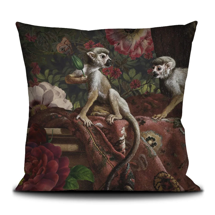 Kuvassa Voglio Bene -tyynyn takapuoli Machli-kuvioinnilla. Sama näkymä apinoista lähempää antiikkisella lähteellä.
The back of the Voglio Bene cushion with Machli pattern. The same scene of  monkeys by an antique fountain cropped.