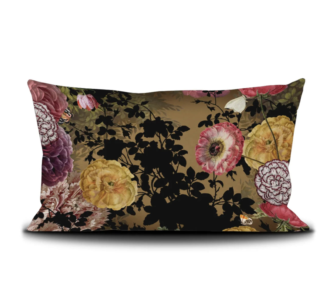 Kuvassa Voglio Bene -tyynyn takapuoli San Marco -kuvituksella. Kuvassa kukkia ja köynnöksiä vihreällä kukkametsätaustalla.
The back of the Voglio Bene cushion with San Marco illustration. Image depicts a lush green floral forest background.